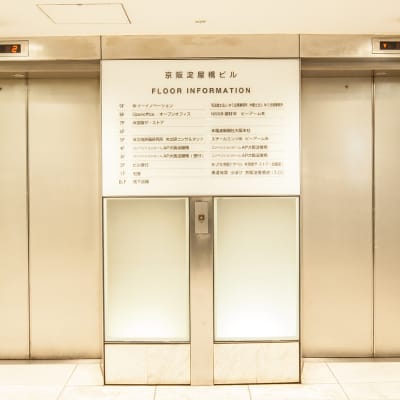 京阪淀屋橋ビルのエレベーター付近の画像。直進すると、地下店舗手前にエレベータが現れます。そちらから6階までお上りください。